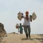 Indonésie - les ouvriers sur le chemin de terre descendent leurs 80kg de souffre en balancier sur leur épaules