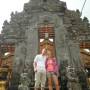 Indonésie - devant la porte su temple