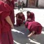 Chine - Monastère de Ganden - moines a la géometrie