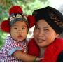 Thaïlande - bébé Yao avec chapeau à pompons