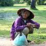 Cambodge - paysanne devant Perup