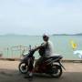Thaïlande - en scooter, face à la mer