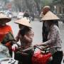 Viêt Nam - tradition asiatique : chapeau pointu + motorbike