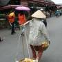Viêt Nam - vendeuse de fruits devant le marché