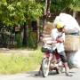 Cambodge - un homme sur une mobilette avec un gros chargement