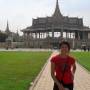 Cambodge - Amelie devant le palais