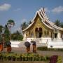 Laos - Les monks visitent le temple