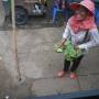 Cambodge - vendeuse de pommeaux de douche!