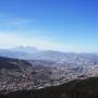 Bolivie - La Paz, a plus de 3600m, enclavee dans les montagnes. Au loin, on peuut voir l´Illimani, qui culmine a plus de 6400m, montagne sacree