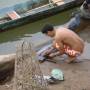 Laos - lessive dans le  mekong