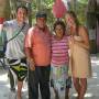 Mexique - Avec Don Alvaro et sa femme, les dueño de la place. Ils sont la, dans leur cabane toute l
