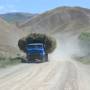 Kirghizistan - Quelques véhicules .. beaucoup de poussière ..