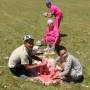 Kirghizistan - Le picnic a commencé, et certains autour s
