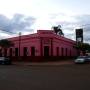 Argentine - La mairie du village. Allez savoir pourquoi elle est peinte en rose
