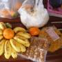 Laos - notre repas de ce midi en attendant le bus : banane riz et confiserie locals
