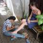 Indon�sie - P�dicure dans la rue pour 3$!!
