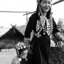 Laos - Femme Akha et son enfant