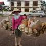 Laos - Vendeuse de paniers en bambou utilisés pour le riz guant