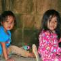 Cambodge - les enfants traînent dans les tempes en pyjama