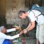 Cambodge - Yohann est béni par une vielle moine bouddhiste