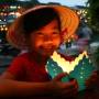 Viêt Nam - petite vendeuse de bougies flottantes