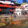 Kathmandou : crémation,...