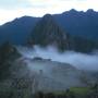 Pérou - Les ruines dans la brume avec au loin le Huana Picchu