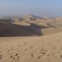 Pérou - dunes- au loin la ville d