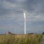 Pologne - Chemin de terre à travers les éoliennes