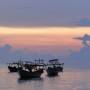 Cambodge - Bateaux de pêcheurs au coucher du soleil...