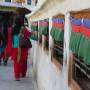 Népal - les gens font tourner les moulins autour de la stupa, et toujours en tournant dans le sens des aiguilles d une montre