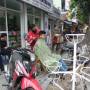Viêt Nam - Coiffeur de rue a Hanoï