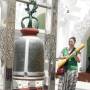 Birmanie - manue sonne la cloche à la shwedagon
