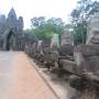 Cambodge - pont a Angkor, un peut plus decore que le pont de tankarville...