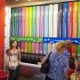 USA - Audrey devant le plus grand mur de M&Ms du monde