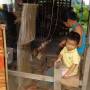 Laos - Une femme qui tisse...