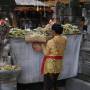 Indonésie - Un balinaise qui d&eacute;pose des offrandes &agrave; Ubud