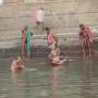 Inde - Toilette matinale sur le bord des Ghats
