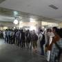 Inde - Queue des hommes dans le metro pour passer la secu