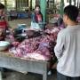 Laos - Marche, negoc au stand de viande de buffle
