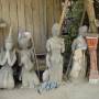Cambodge - Des statues devant une maison sur la route de Sambor