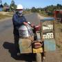 Laos - Un vendeur de salapaos : miam !