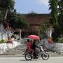 Laos - Temple et scooter