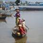 Cambodge - Une pirogue chargees d enfants a Kompong Chnang