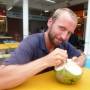 Malaisie - Avec une noix de coco. On en a bu quelques unes depuis le d&eacute;but du voyage, c