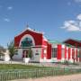 Mongolie - Le théâtre de la ville. Construction traditionnelle dans toutes les petites villes.