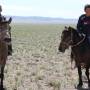 Mongolie - Une rencontre sur la piste. 2 jeunes cavaliers en me voyant se mettent au galop pour me couper la route ...
