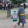Mongolie - La rentrée des classes ici aussi! Une grande fête. Un fier papa amène sa petite sur sa moto 125 cc.