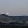 USA - splendide lever de pleine lune dans un ciel sans pollution lumineuse lors de notre nuit au camping (poêle a frire rocailleuse) de la Vallee de la mort. On a meme été réveilles pendant la nuit par la lumière de la lune. 