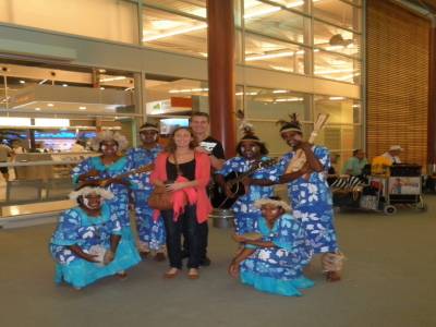 bienvenus au paradis... qu'ils chantent à l'aéroport!
